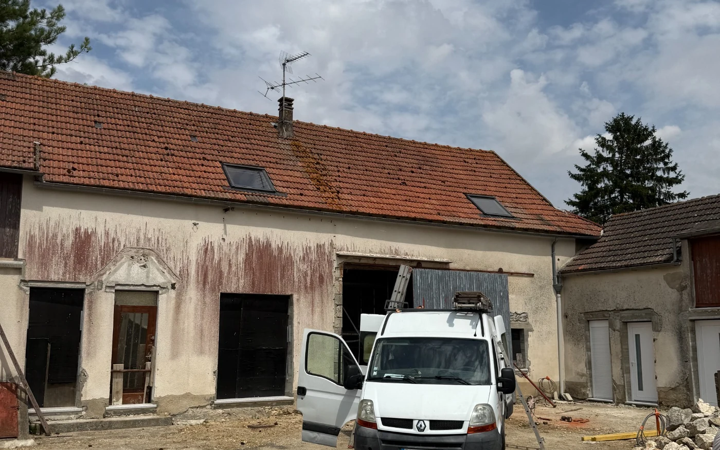 Création de deux fenêtres de toit Velux 114 par 118 sur une toiture